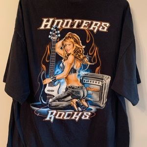 Hooters t-shirt
